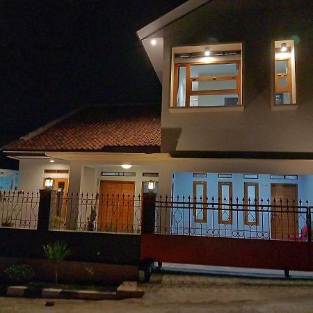 Guesthouse - Lubna Homestay Кунинган Экстерьер фото